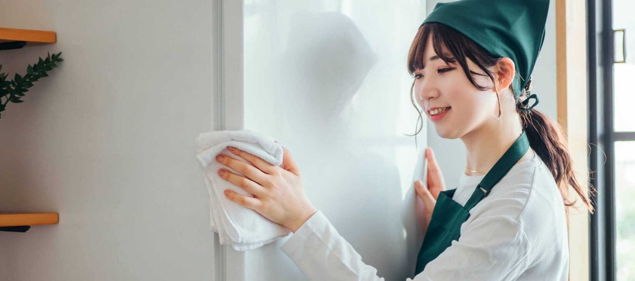 冷蔵庫を拭き掃除している写真